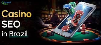 Dealer kasino live mengatur kartu dengan latar belakang meja permainan